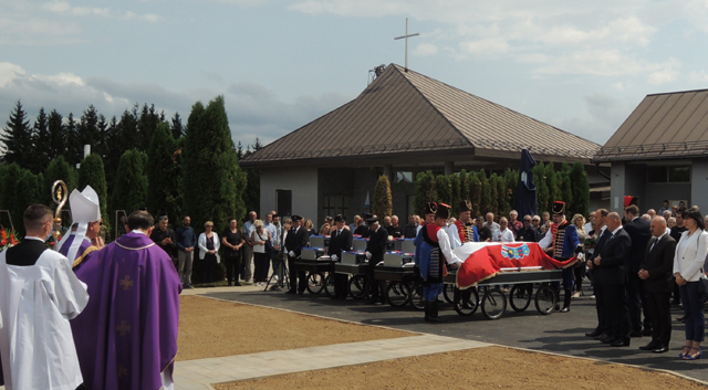Prošlogodišnja sahrana zemnih ostataka mučenika koje su pobili partizani 1945.                                                                                                                                                                            